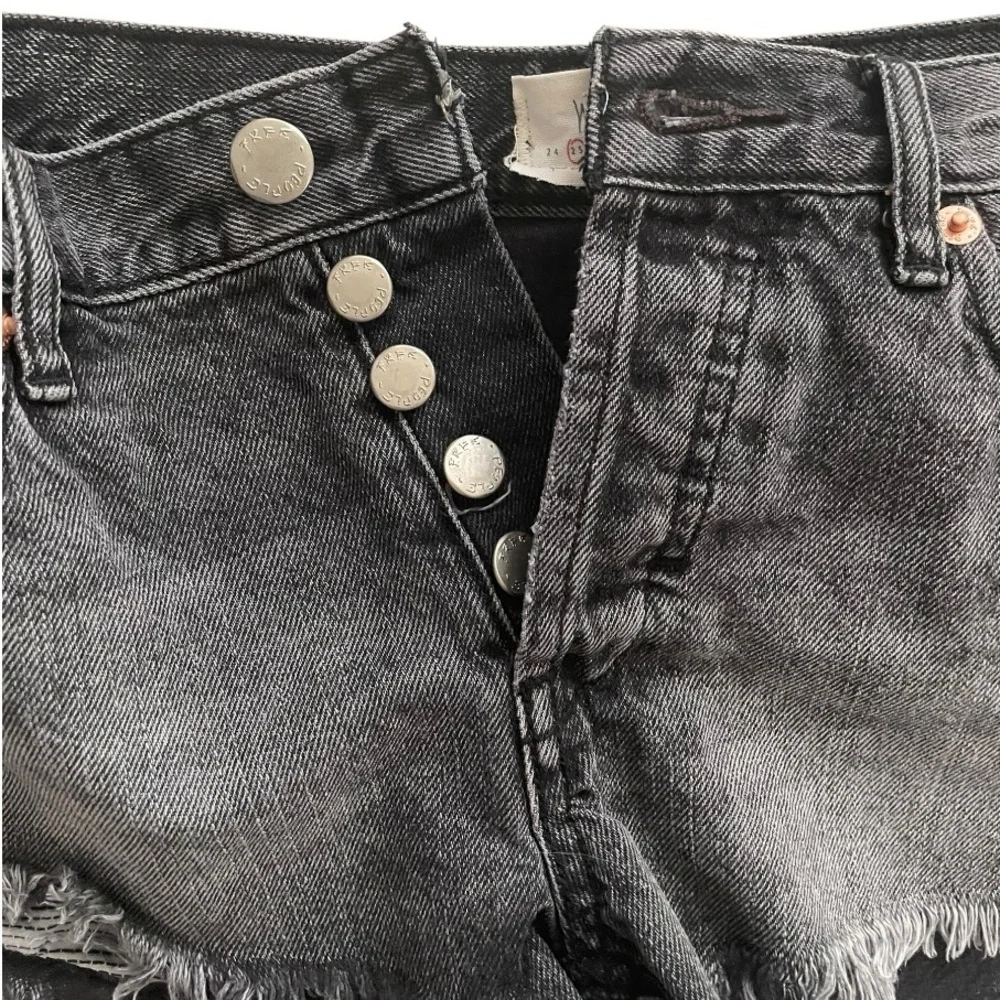 Free People Women’s denim jean shorts size 25 black frayed shorties Button fly